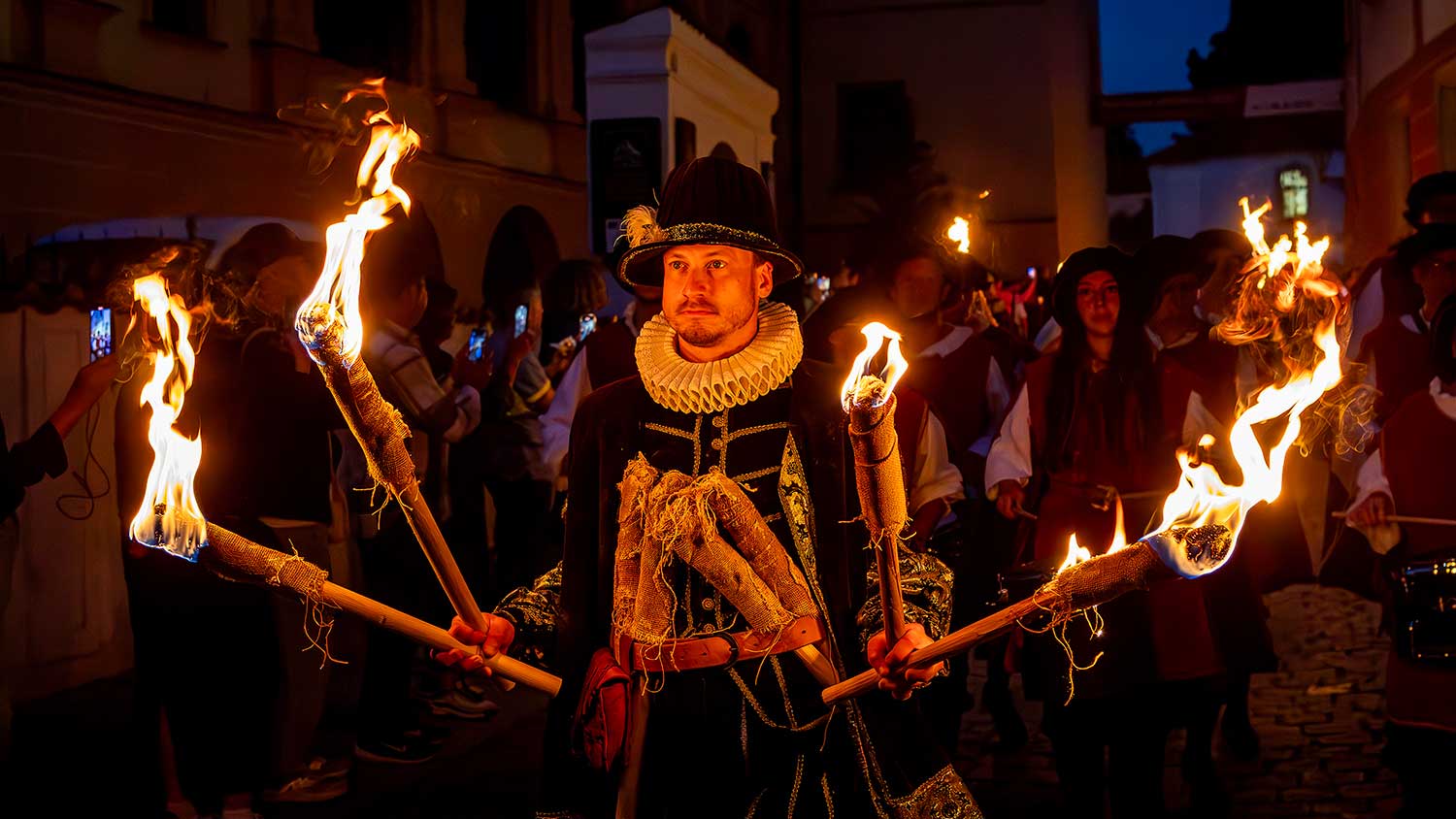 Feuerumzug durch die Stadt mit Abschluss im Brauereigarten