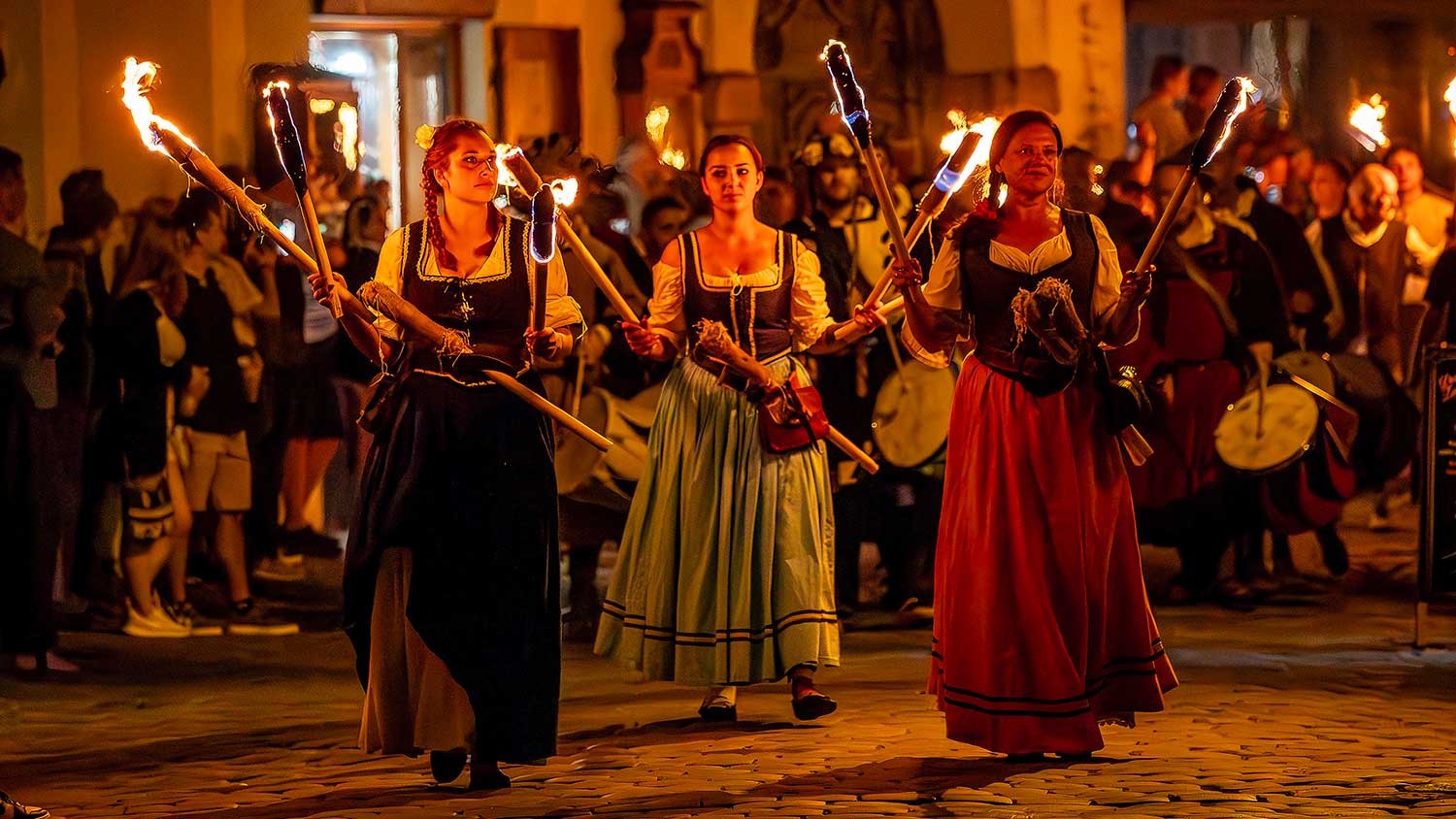 Feuerumzug durch die Stadt mit Abschluss im Brauereigarten