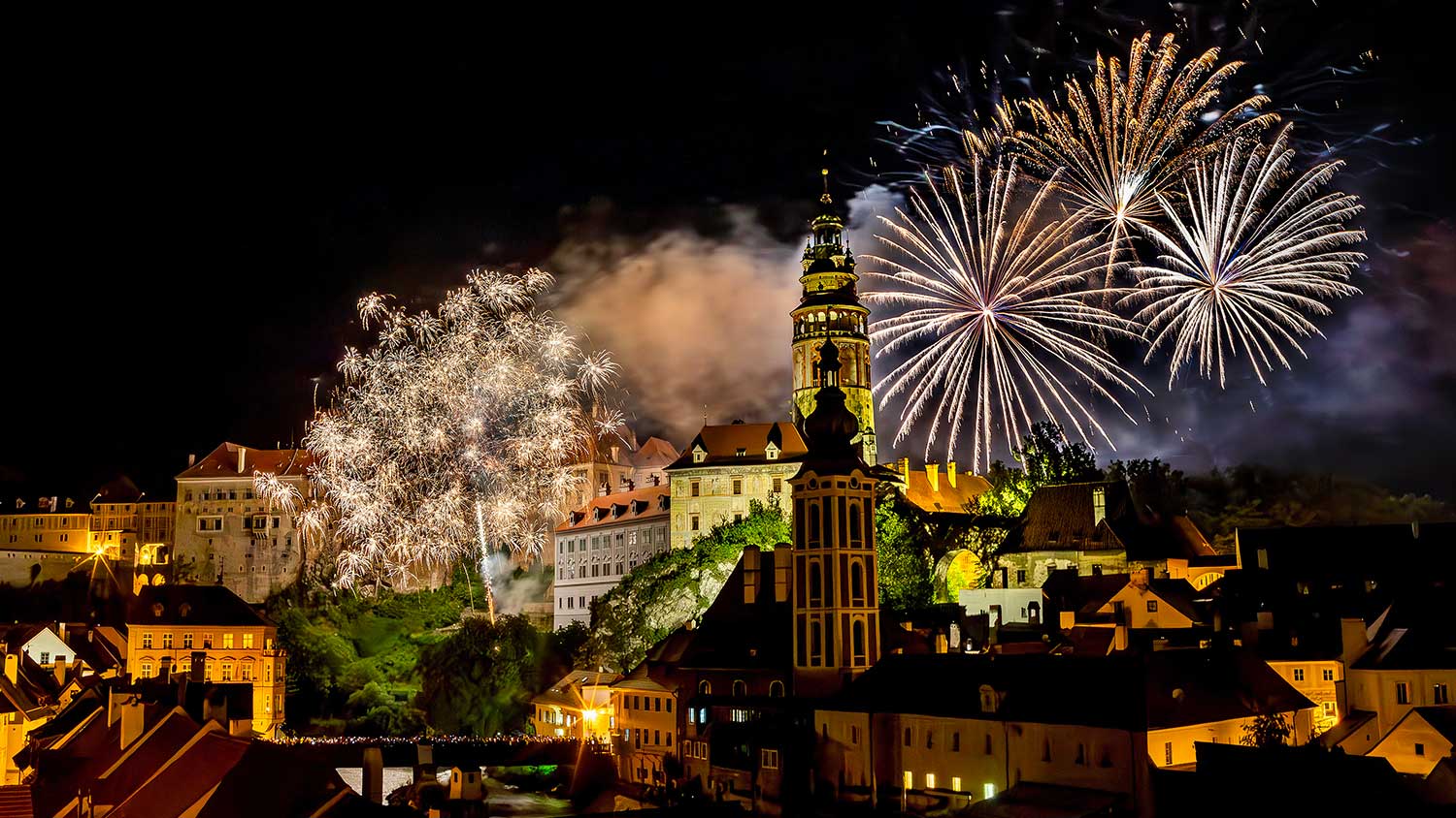 Festliches Feuerwerk auf den südlichen Schlossterrassen und über dem Schloss Tschechisch Krumau